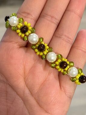 Handmade sunflower and pearl beaded bracelet 7in length plus 1in chain extensor